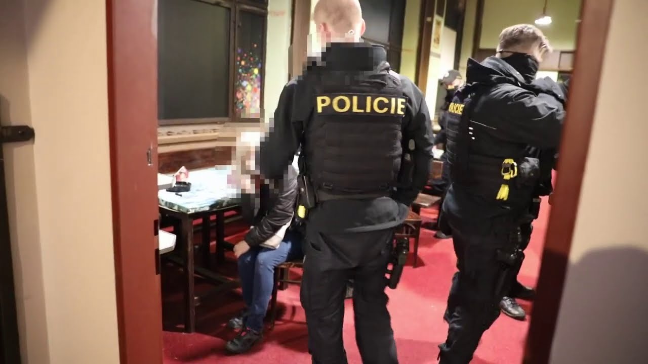 STRÁŽNÍCI A POLICISTÉ NAŠLI V PARDUBICÍCH OTEVŘENOU HOSPODU