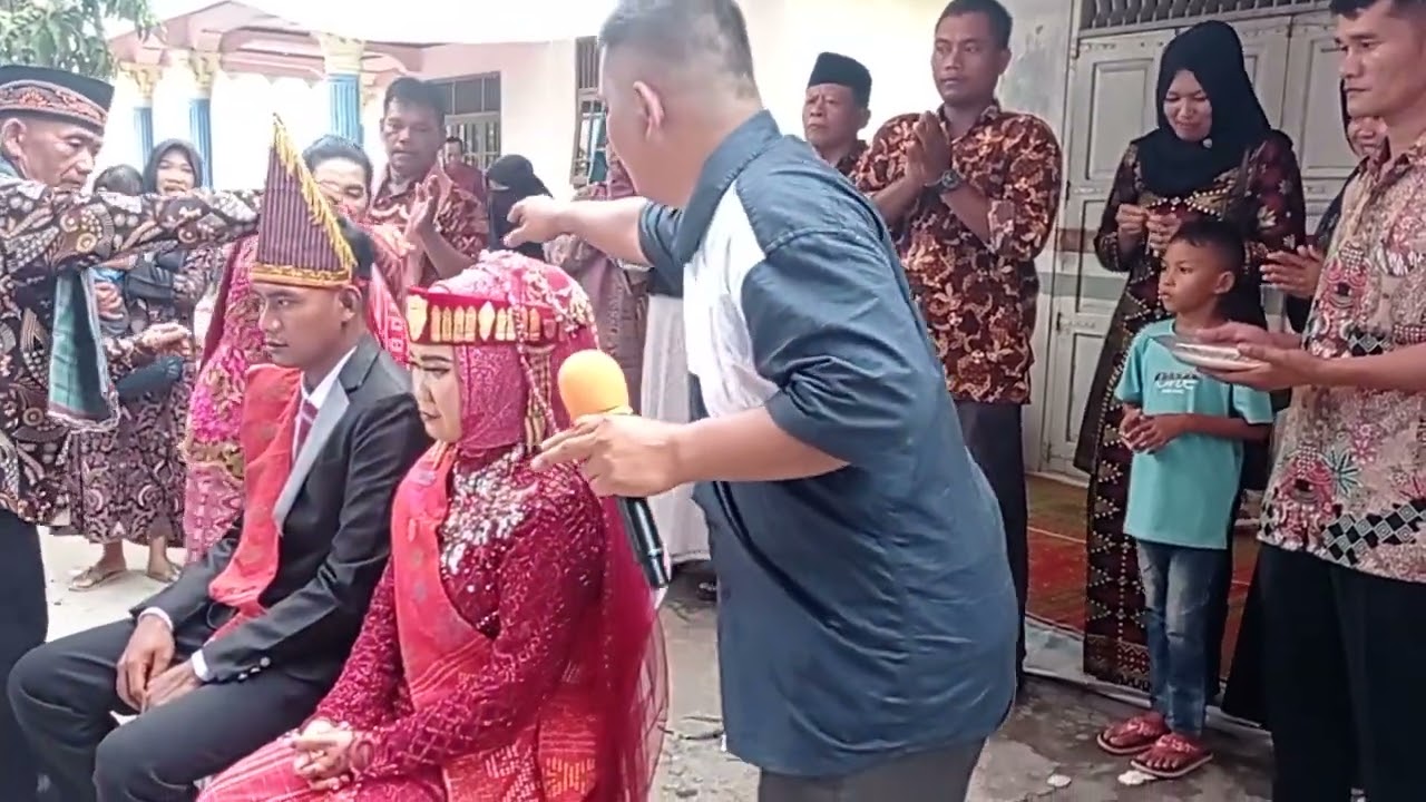 INDAH NYA KEBERSAMAAN ANTAR UMAT BERAGAMA. PESTA MUSLIM ADAT BATAK TETAP BERJALAN