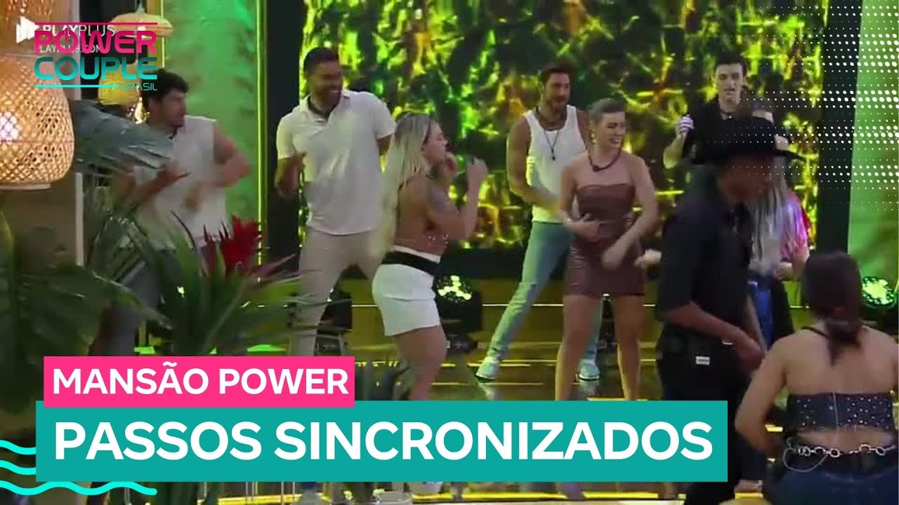 Casais dançam sincronizados em festa