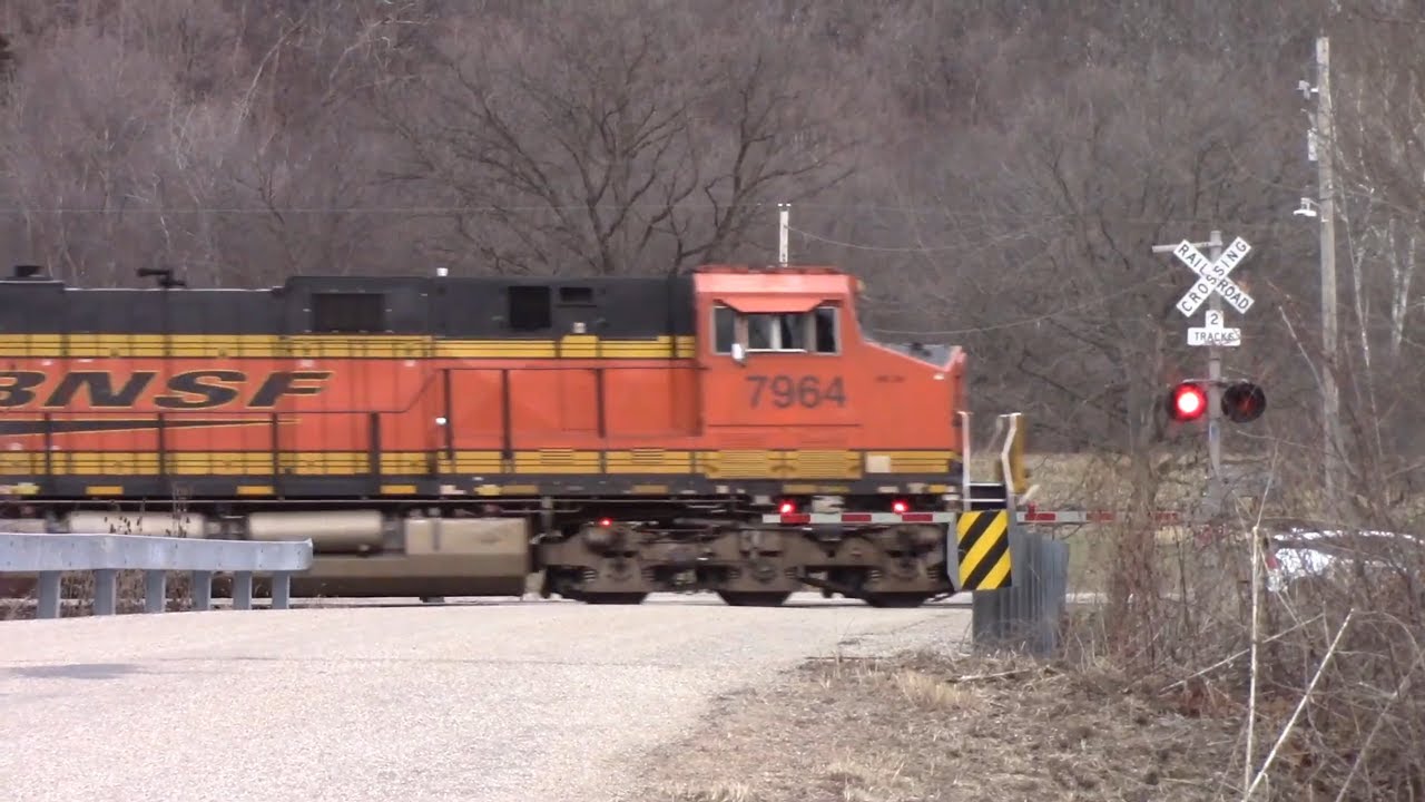 K5HLA Echoes!! BNSF 7964 East in Lacon, IL 1/1/26