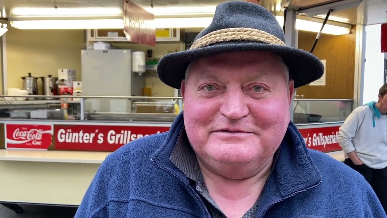 Karl Anton Emhart aus Neufra auf dem Riedlinger Wochenmarkt.