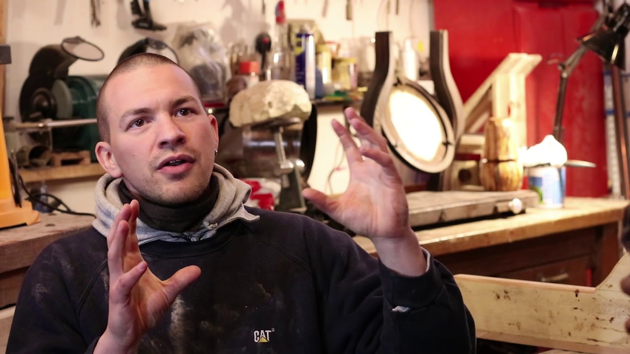 Artista del legno di riciclo