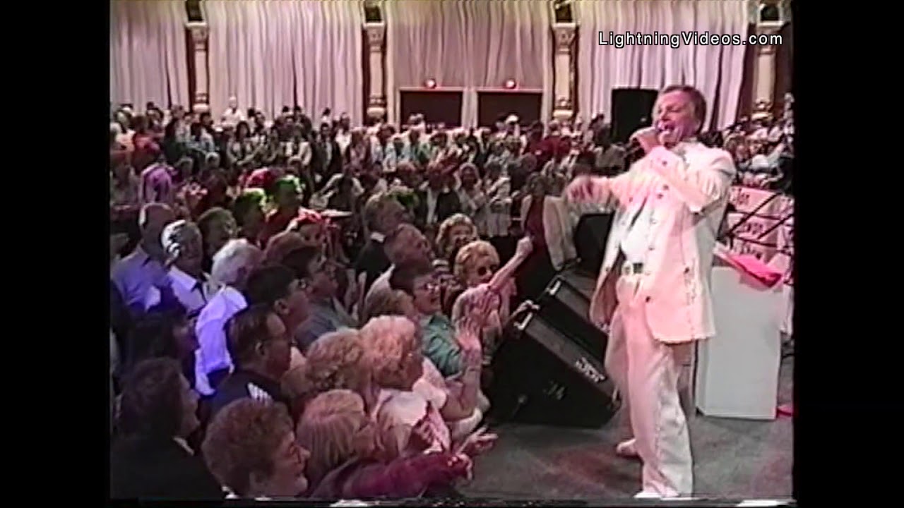 Jan Lewan sings 
