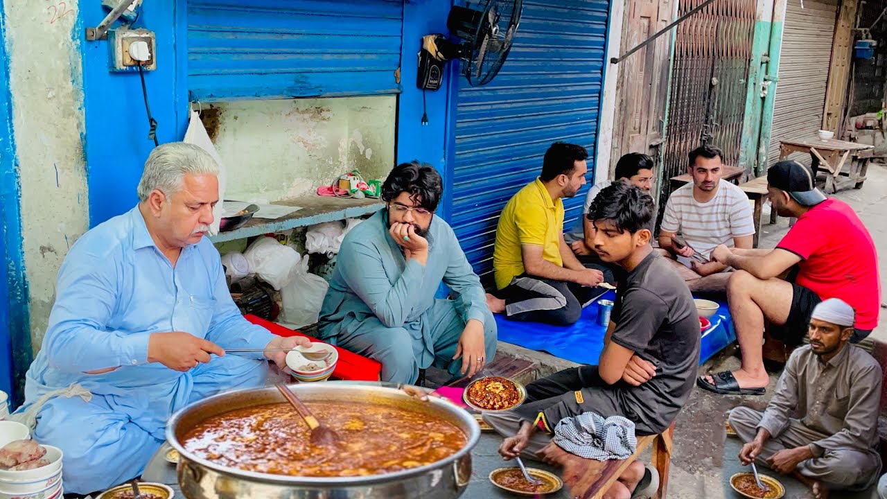 BUTT G SELLING SIRI PAYE FOR 50 YEARS | STREET FOOD GUJRANWALA PAKISTAN | HOW TO MAKE SIRI PAYE PAK