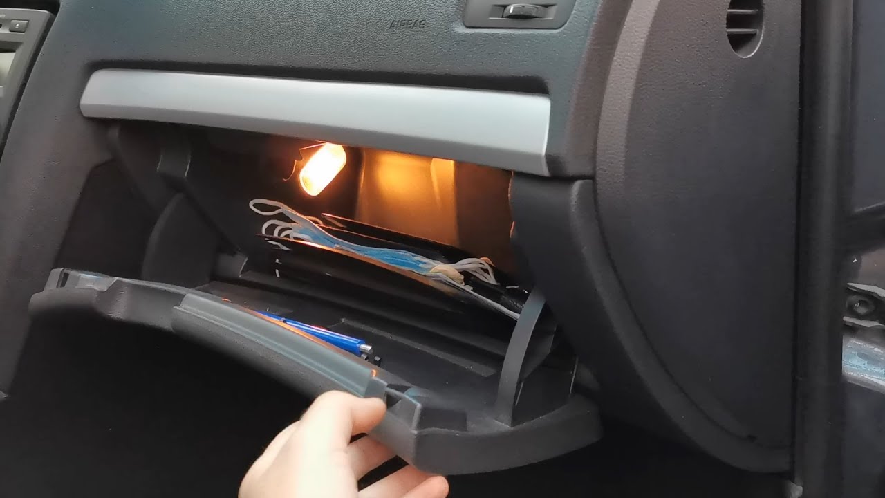 Skoda Octavia 2 Facelift - How to remove the glovebox