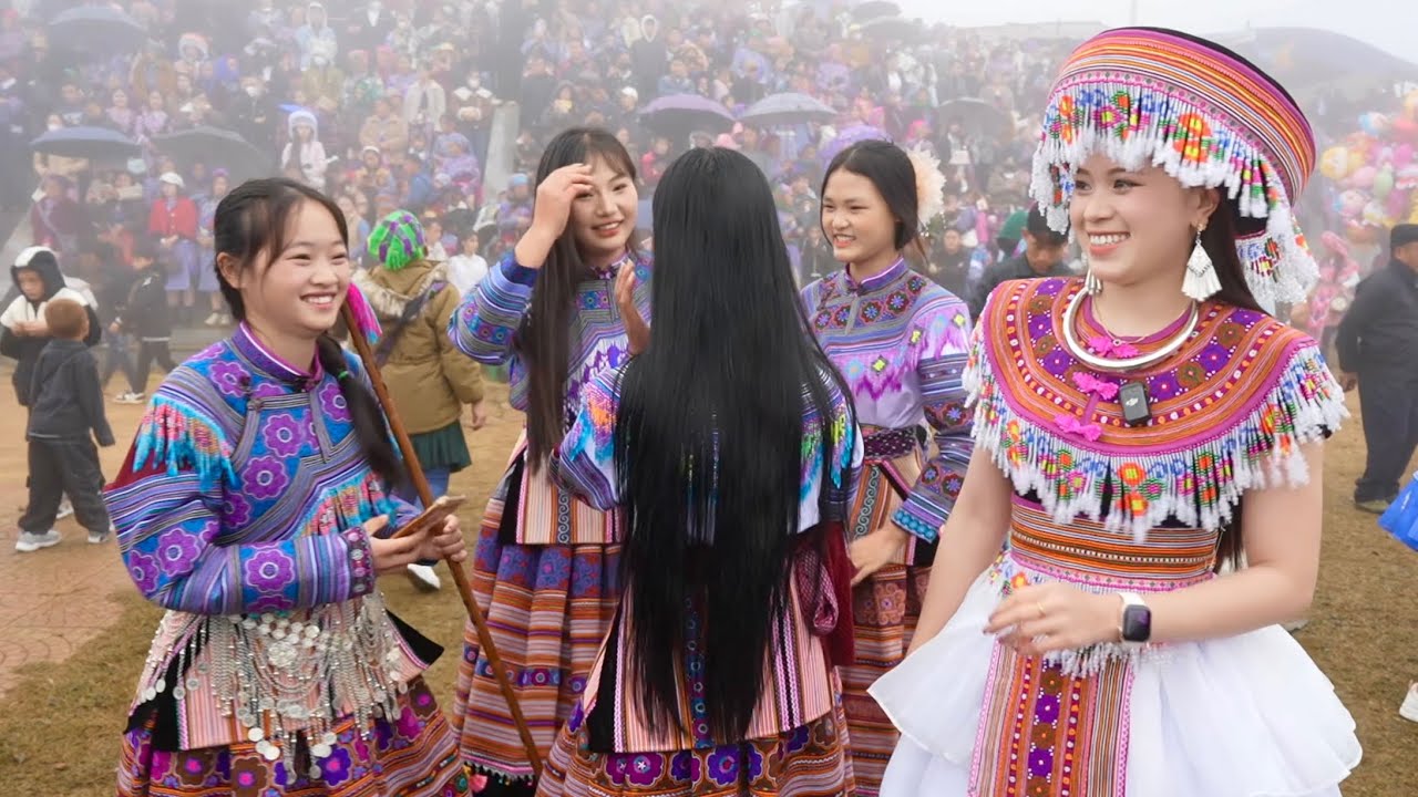 EM MỶ ĐI TÌM NGƯỜI YÊU Ở LỄ HỘI GẦU TÀO SÍN CHÉNG 2026 TỔ CHỨC TRÊN ĐỒI ĐÔNG KÍN NGƯỜI