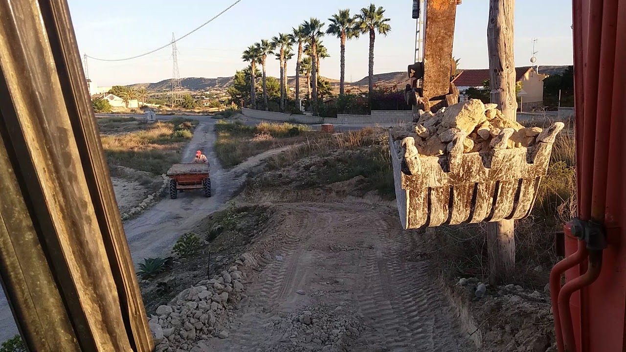 Hitachi zaxi 30u cargando un dumper multitor