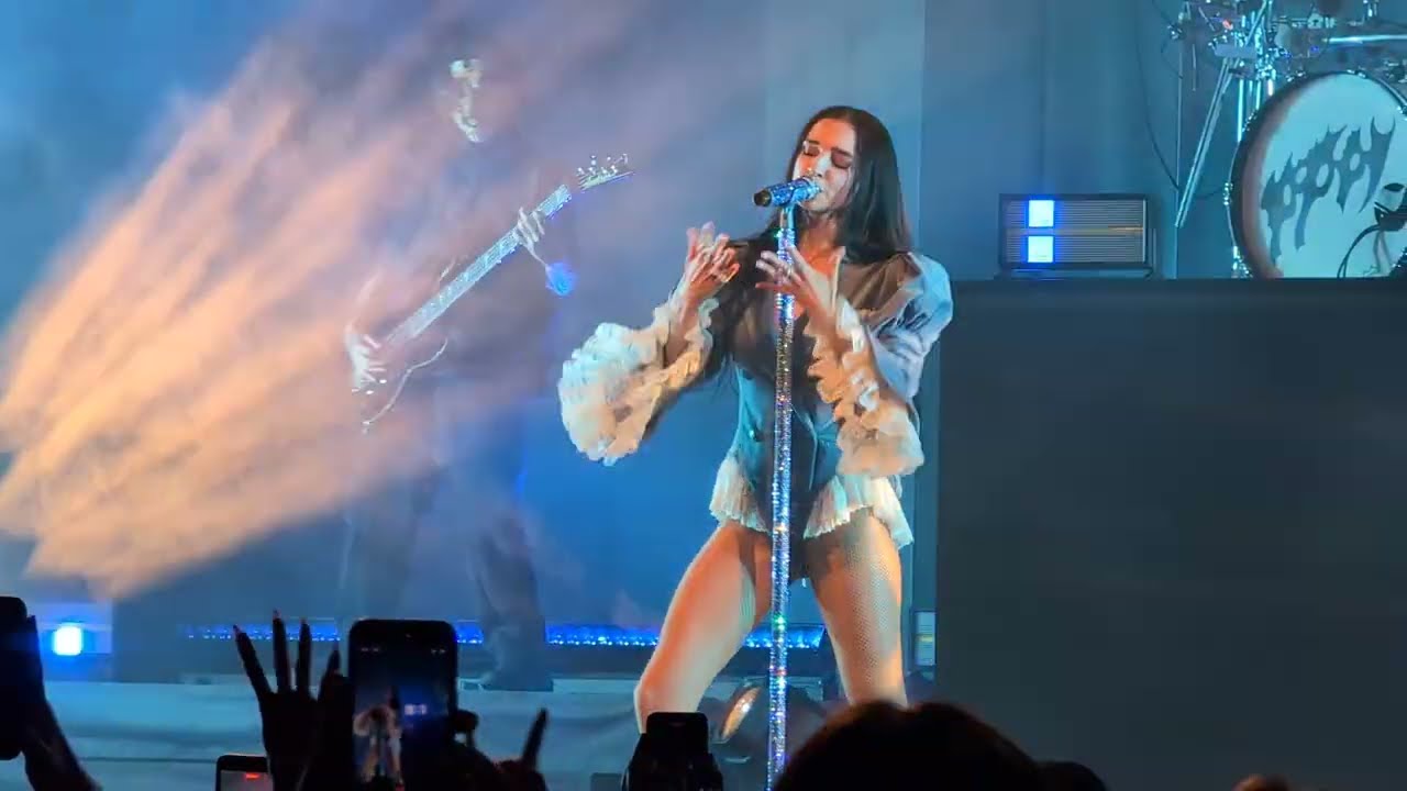 Poppy - Concrete [4K] live @ Gasometer, Vienna