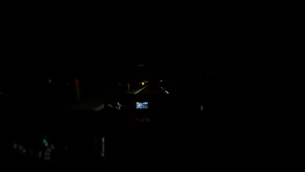 Placer de manejar un vehículo de noche  por la panamericana sur.