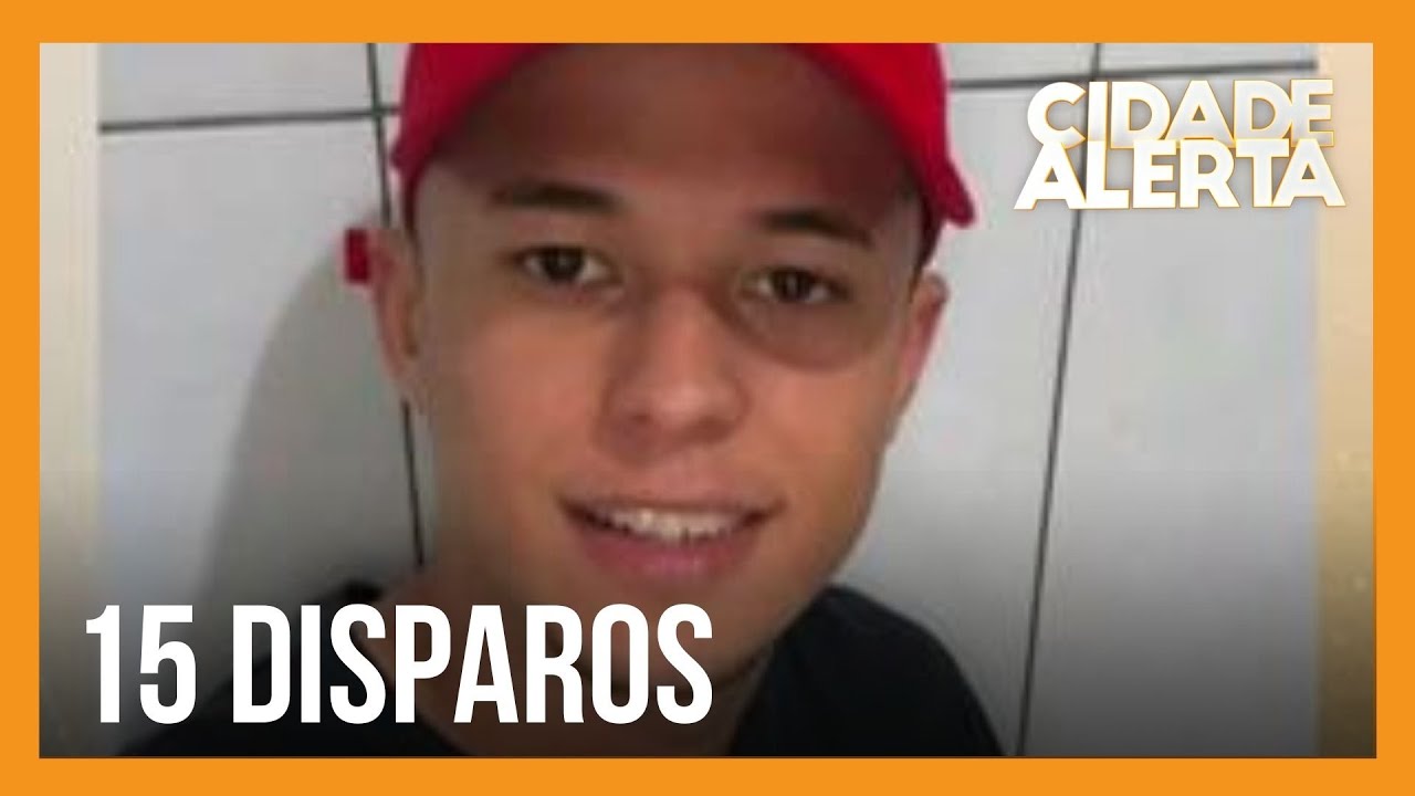 Jovem &eacute; executado em frente &agrave; casa onde mora e pol&iacute;cia suspeita de dupla de atiradores