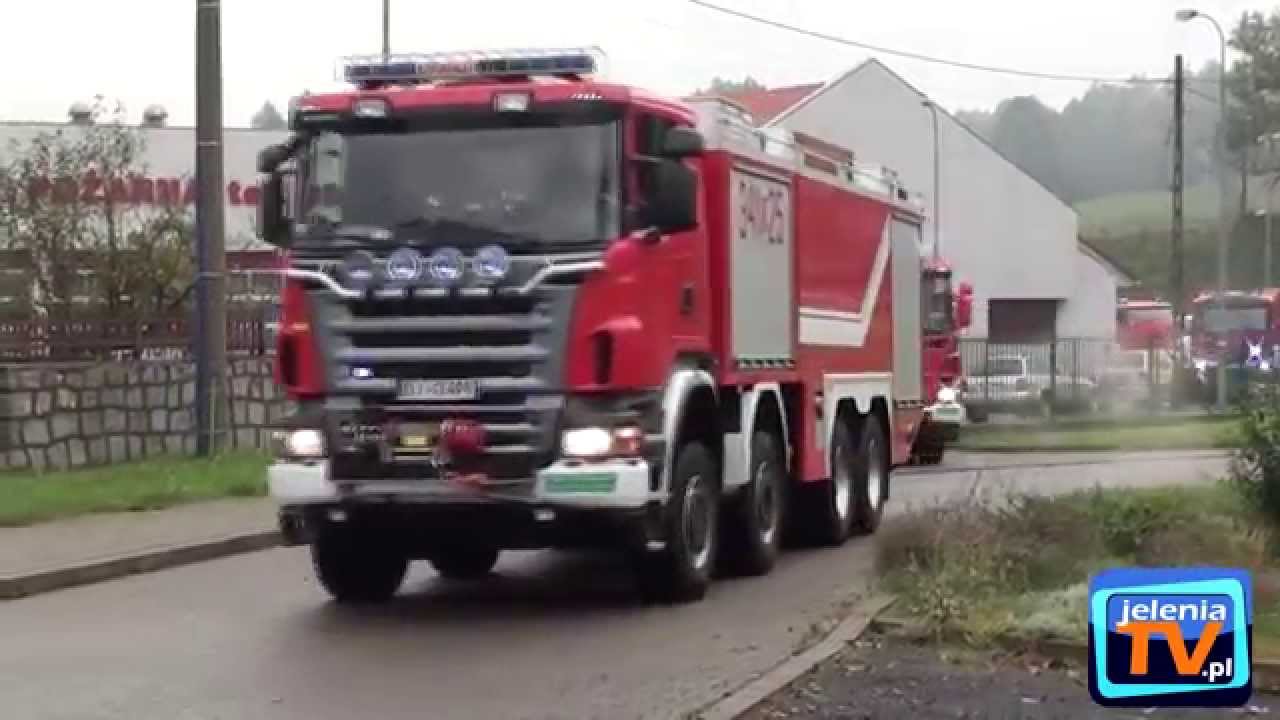 Przejazd kolumny pojazdów jeleniogórskiej straży pożarnej