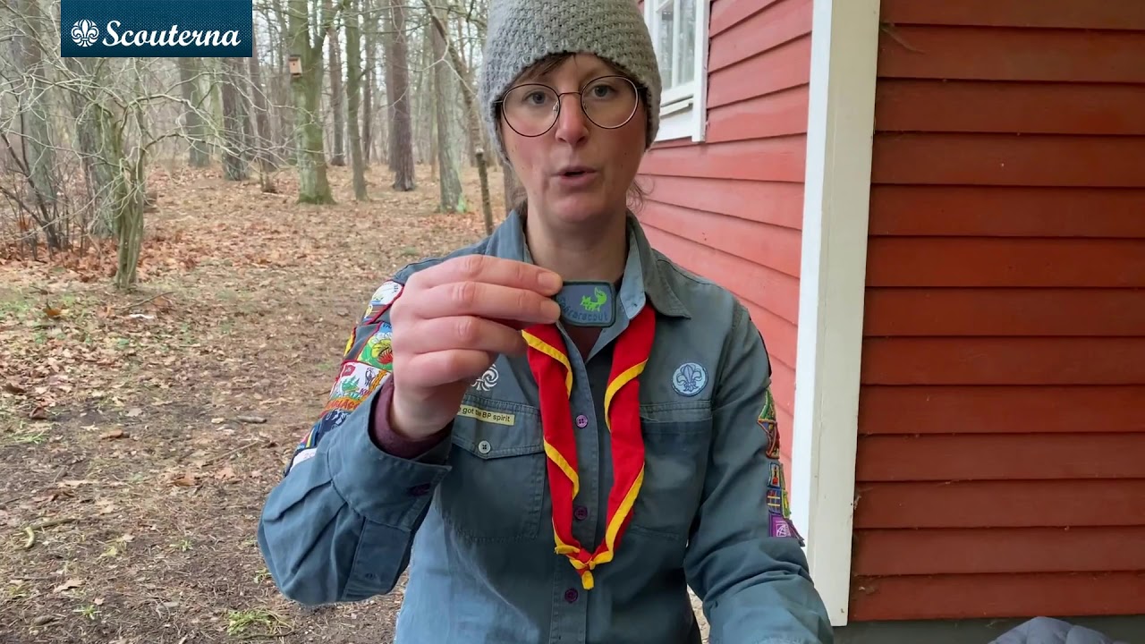Var på scoutskjortan ska märkena sitta?