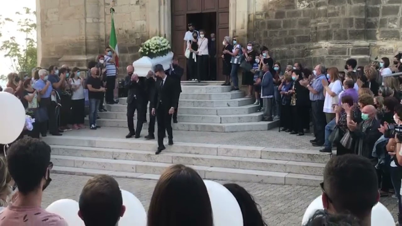 L'ultimo saluto a Francesco Zara, i funerali del 16enne a Tavenna