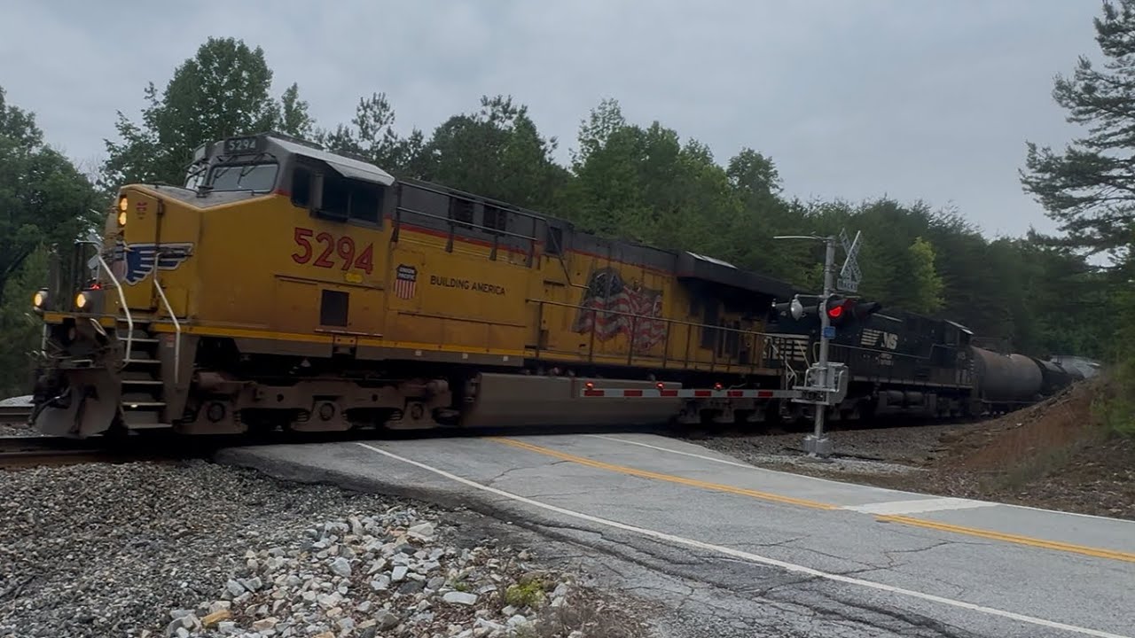 Hard core 242 as he clears Murphy&rsquo;s Crossing with UP5294 leading the way to Charleston 