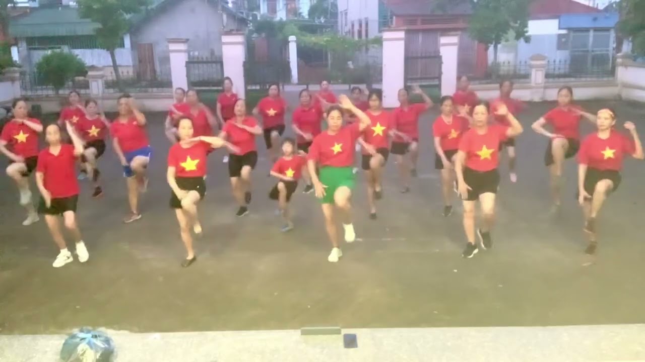 Nhóm thể dục niên thế hệ buổi sáng sớm thôn 5 tích Giang yêu tổ quốc 