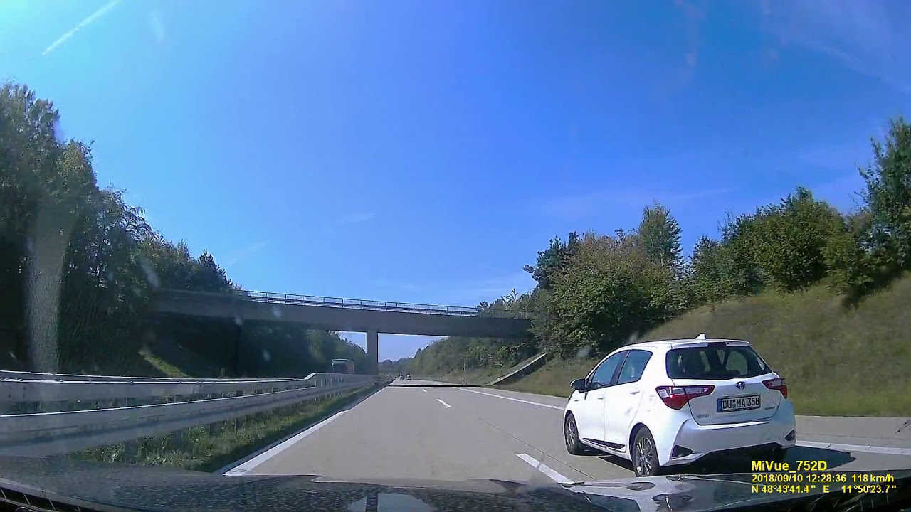 [ČR] Blond&iacute;nka v najmen&scaron;om Mercedese skoro sp&ocirc;sobila nehodu na Českej D5