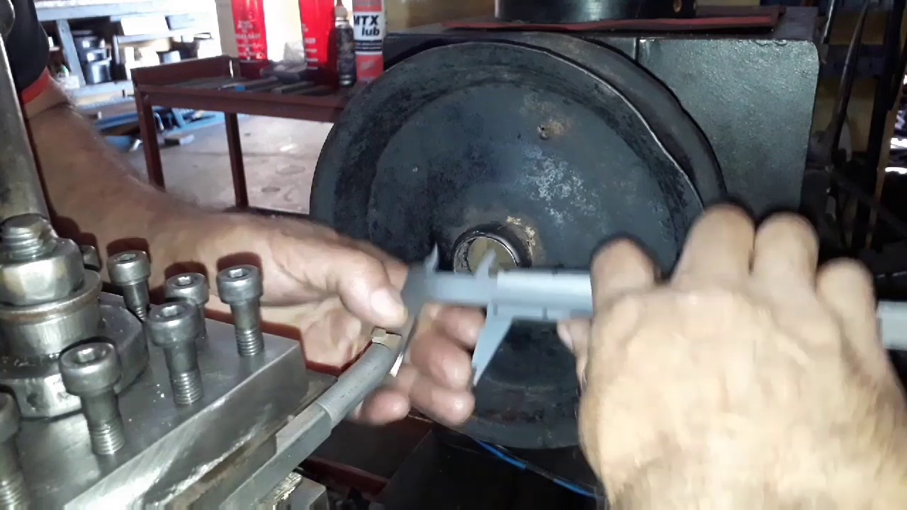 Adaptando rolamentos em uma roda de carrinho de mão.