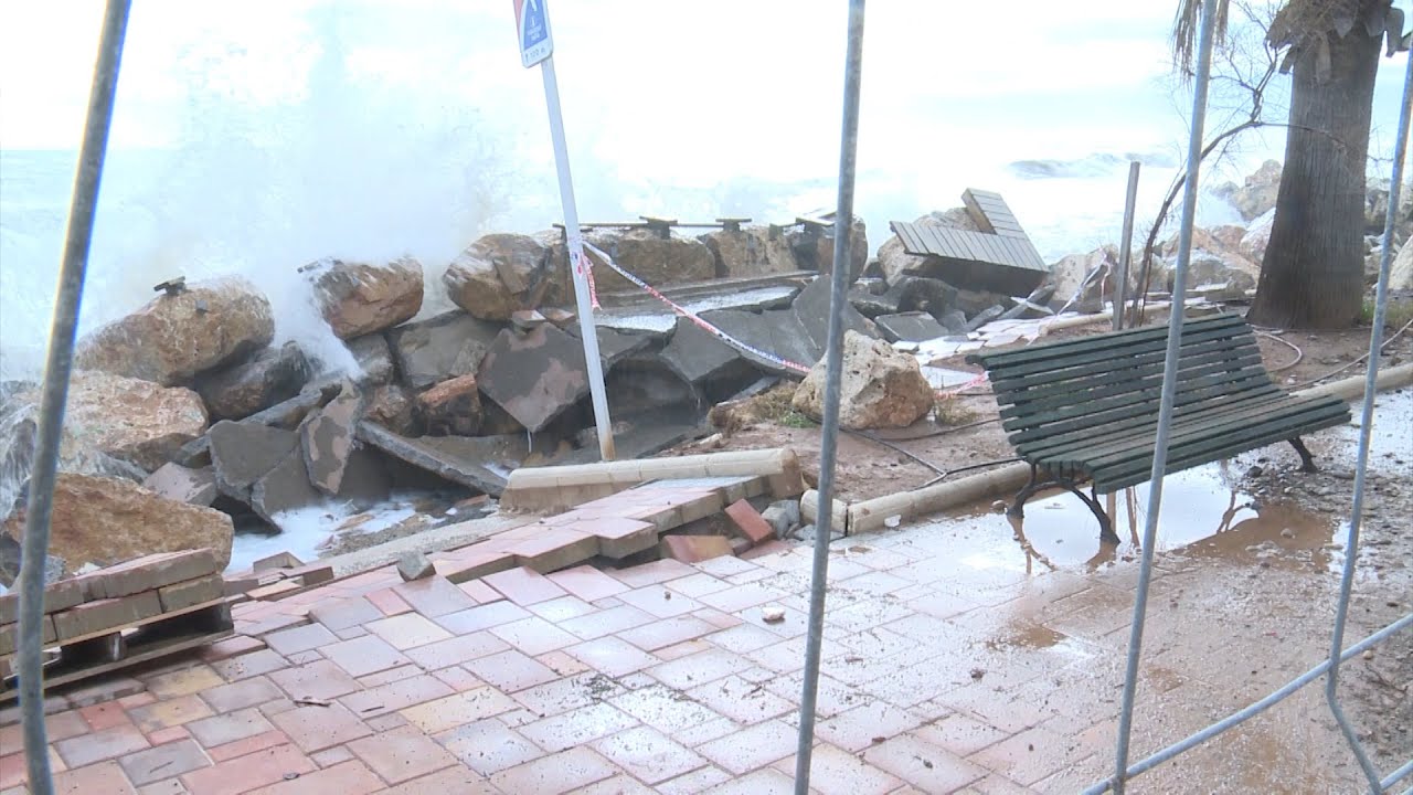 El fuerte oleaje cubre las playas de Almenara