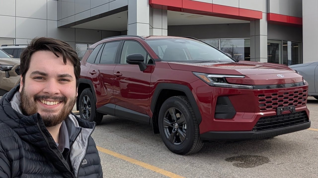 Toyota RAV4 LE 2026 года выпуска, цвет Ruby Flare Pearl.