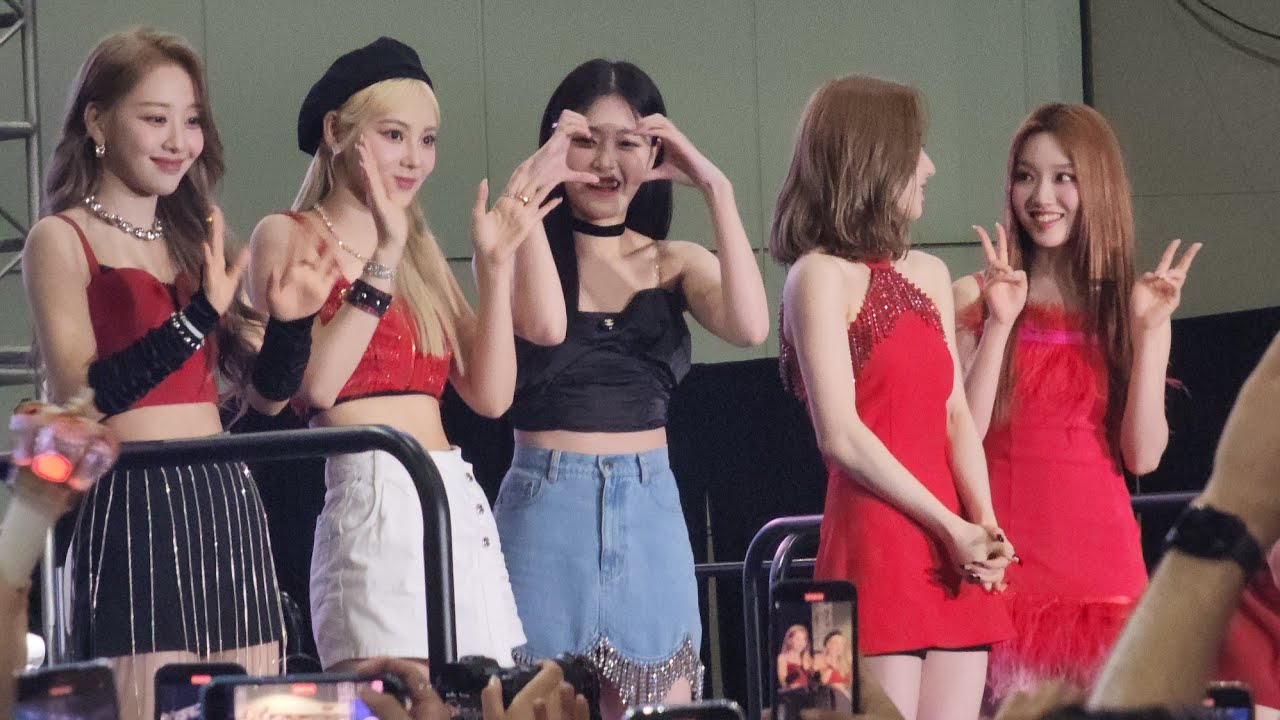 220821 LOONA - Pop Up Talk Interview + Photo Time @ KCON STAGE | KCON LA 2022 Day 2  [4K Fancam]