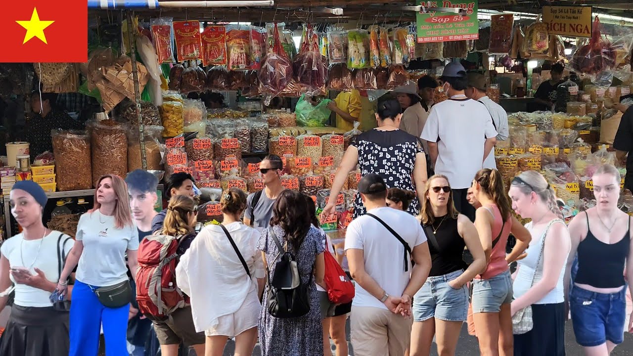 A lot foreigners and Vietnamese American buy food and candy before lunar new year 2026