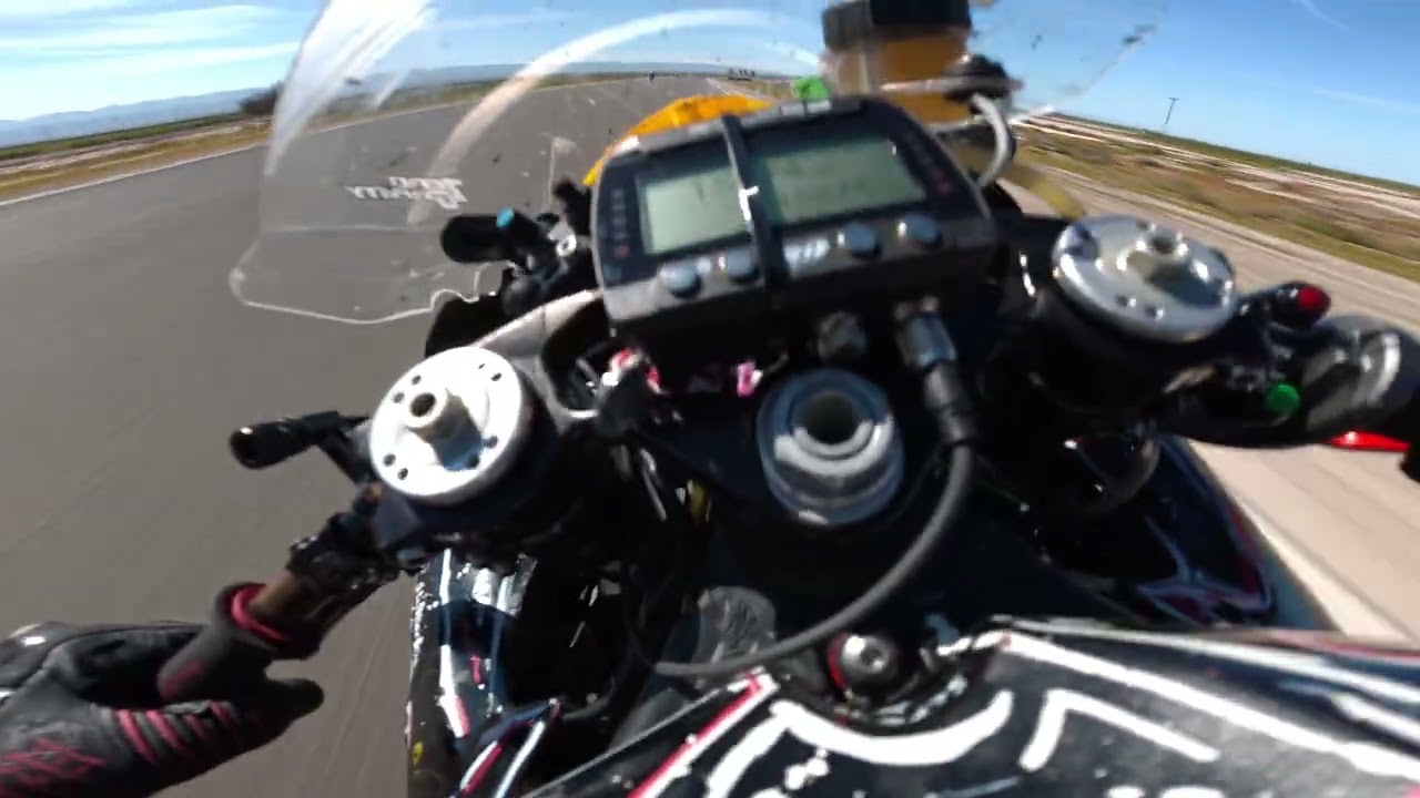 Ripping Buttonwillow The Circuit track, Yamaha R6 Raw Audio (Graves exhaust) 