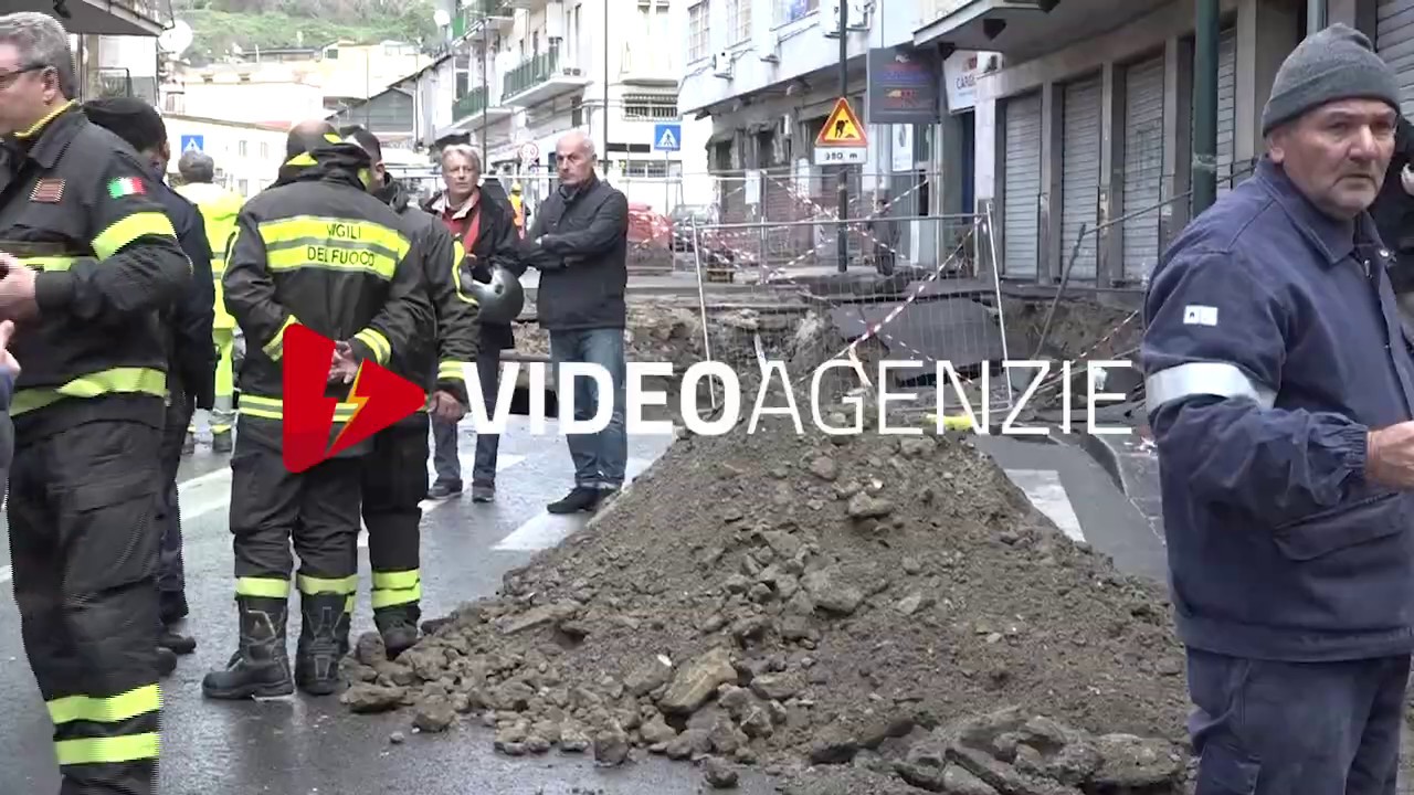 Napoli, maxi voragine ai Ponti Rossi sgomberate 52 famiglie | videoagenzie