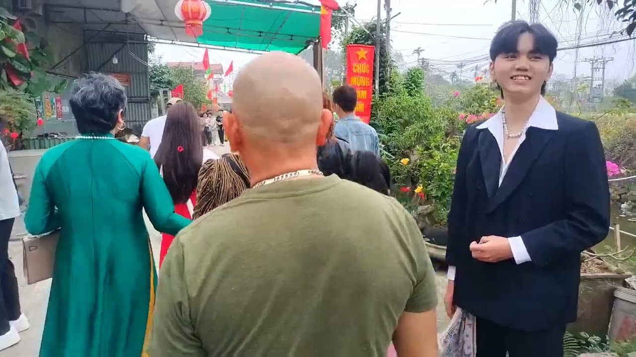 Sáng mùng một gia đình nhà e nại đi chúc tết. Tết tết năm 2026