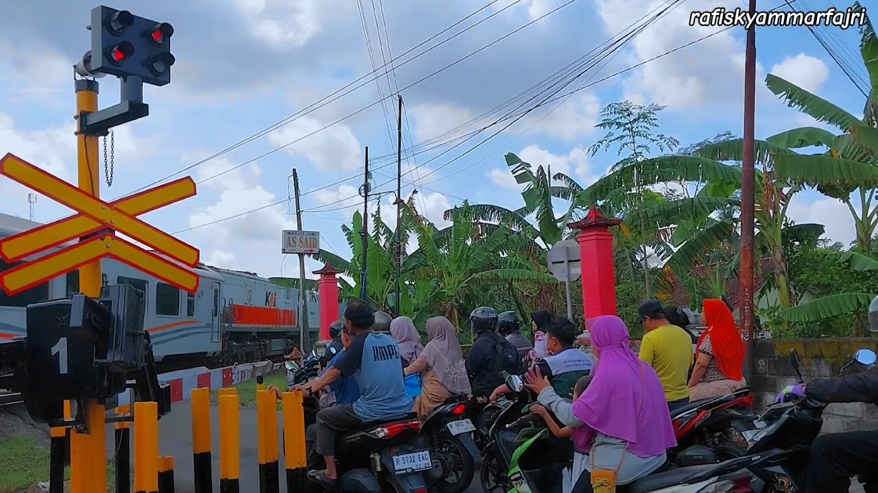 Palang Pintu Kereta Api | Railway Crossing In Indonesia | Febuari2026 | Ka Kamandaka & Ka  Taksaka 2