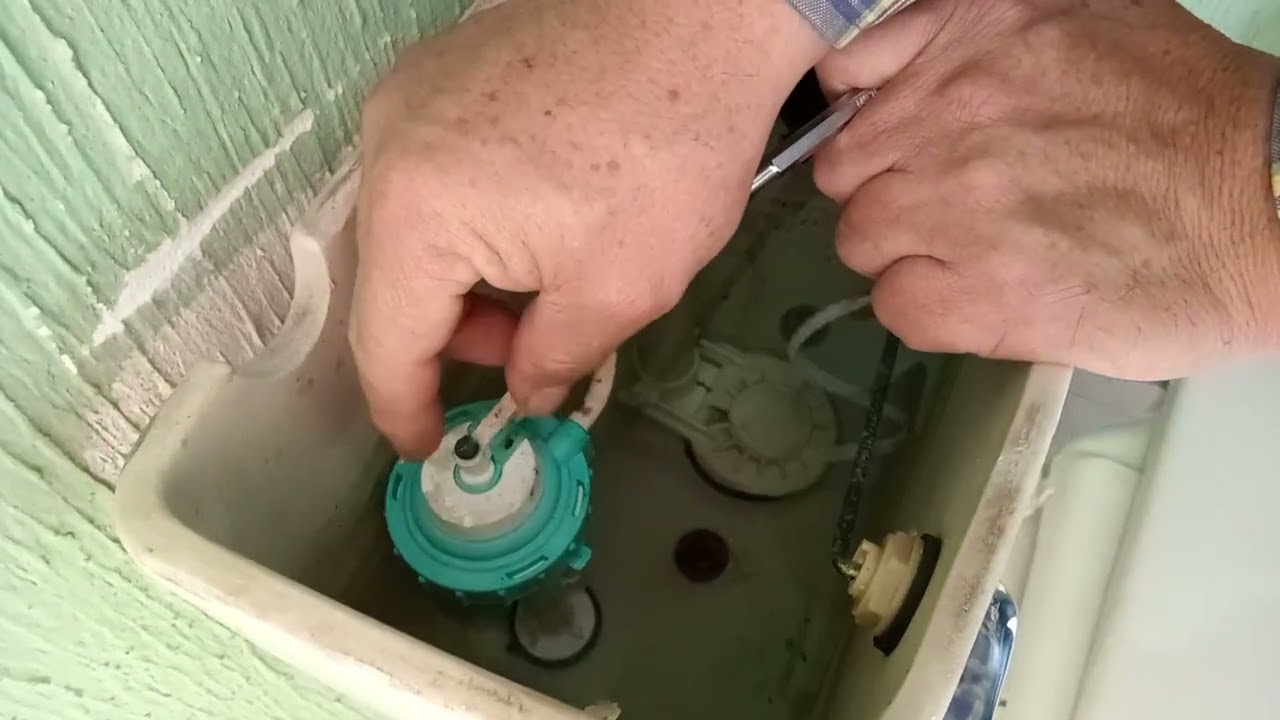 Cómo determinar o controlar el nivel de llenado de agua del tanque de descarga de la taza de baño.
