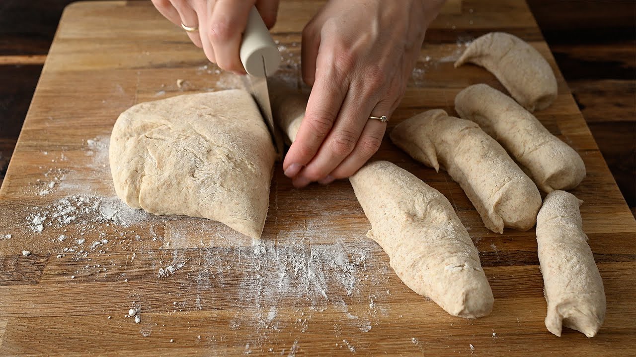Это тесто сначала варят, а потом выпекают! Невероятно вкусные хлебцы