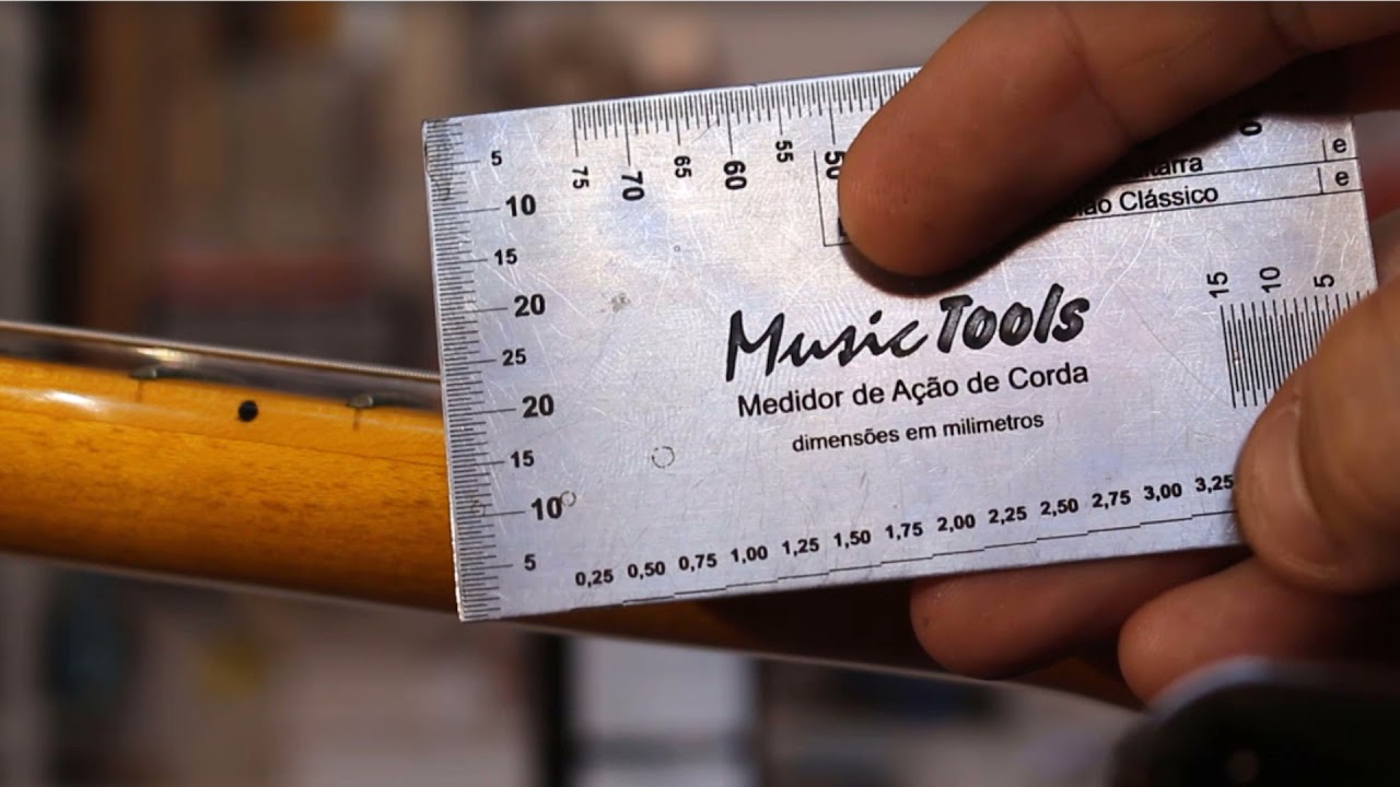 É assim que regula a altura das cordas da sua guitarra.