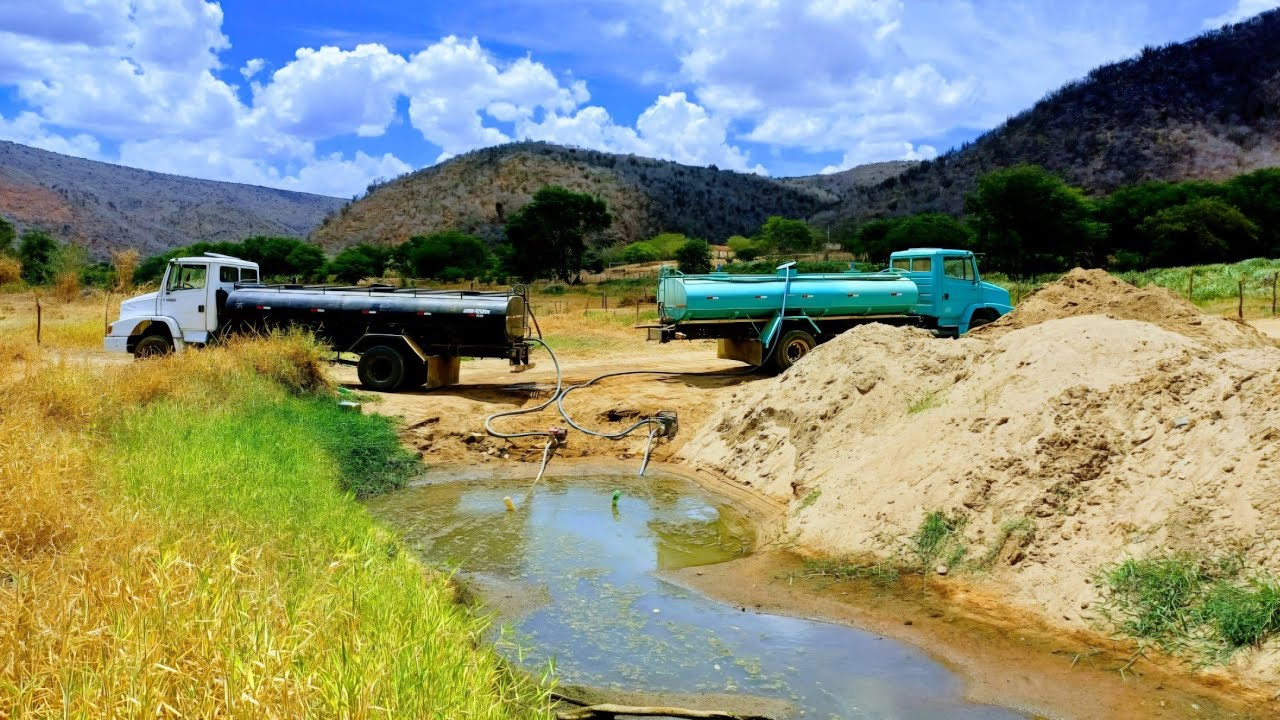 MAIS DE 30 , CARRADA D'AGUA,POR DIA,  É RETIRADA DESSA CACIMBA , PARA MATAR A SEDE DOS ANIMAIS. 