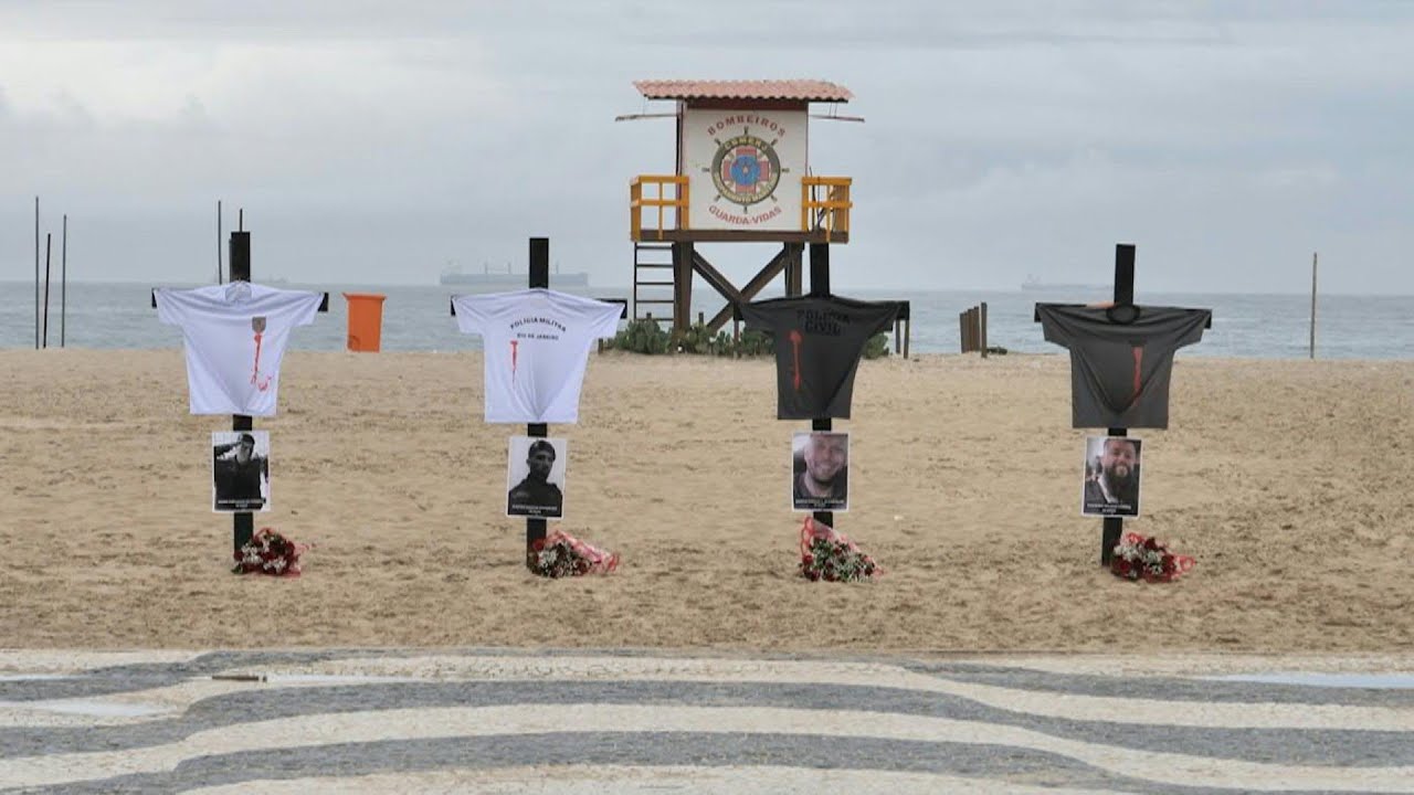 Policiais mortos em megaoperação são homenageados na praia de Copacabana | AFP