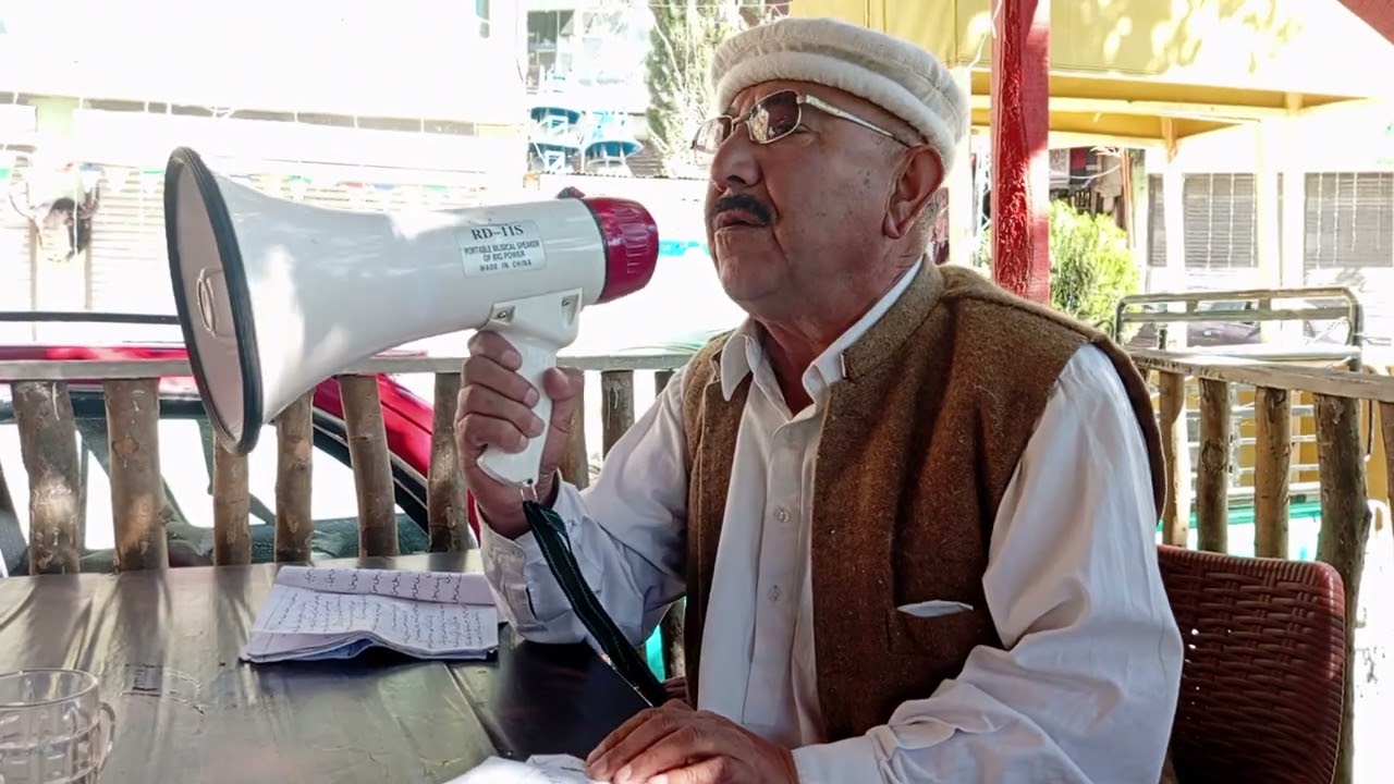 امیر حیات امیر ہنزائی ، چیف مکھی محمد دارا بیگ کا صوفیانہ کلام سناتے ہوئے 