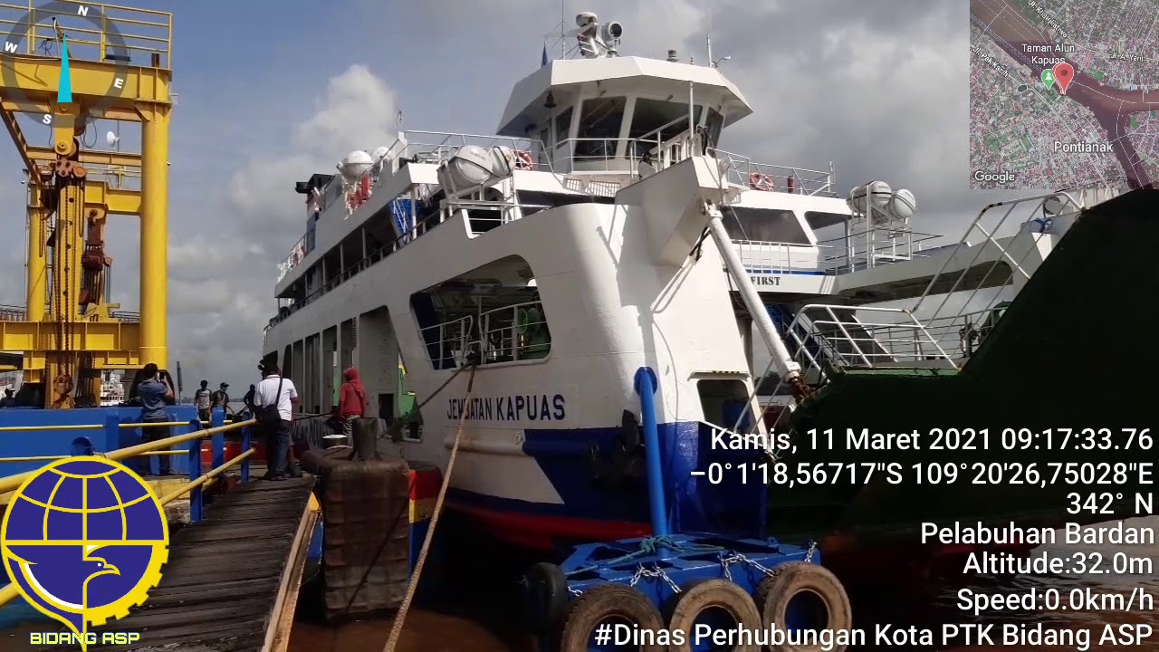 KEDATANGAN KAPAL FERRY KMP JEMBATAN KAPUAS KE PELABUHAN FERRY PENYEBERANGAN BARDAN SIANTAN