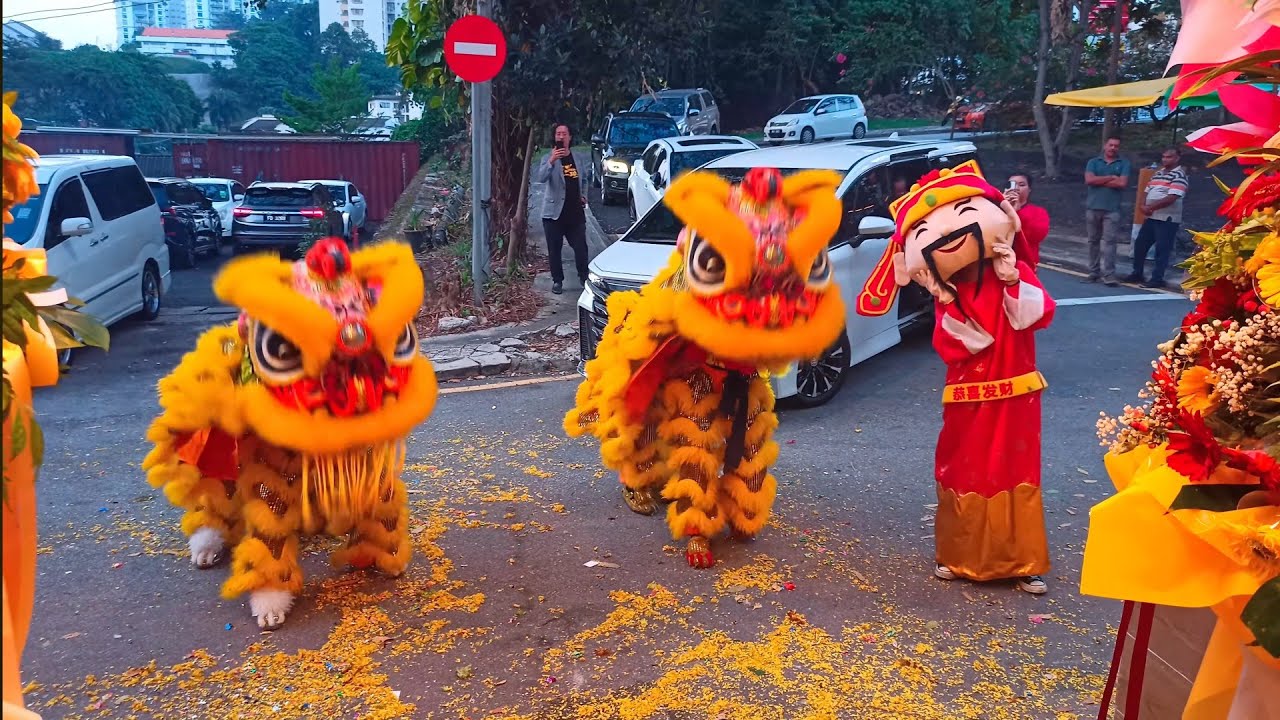 Golden Lion Dance with God of Prosperity