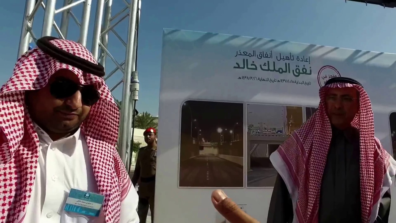 حديث أمير الرياض مع وزير الشؤون البلدية وهم يتجولون في أحد شوارع الرياض