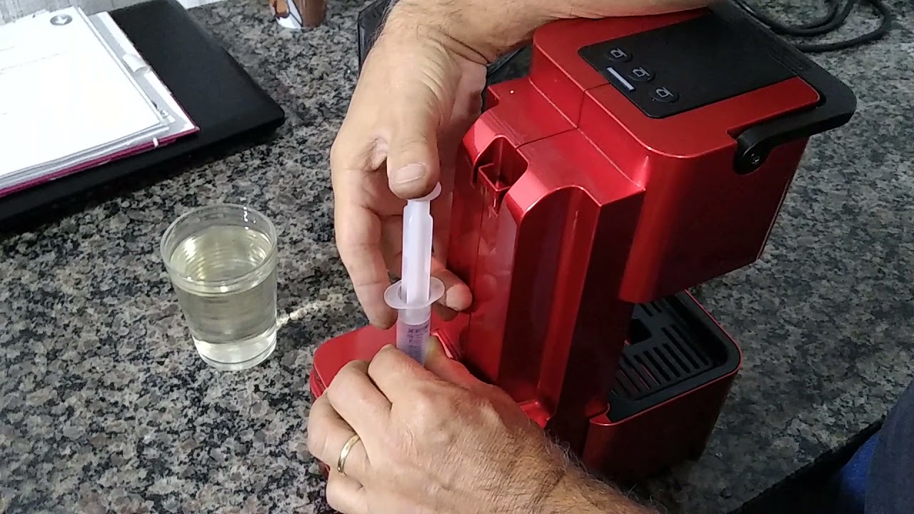 retirando ar da cafeteira elétrica
