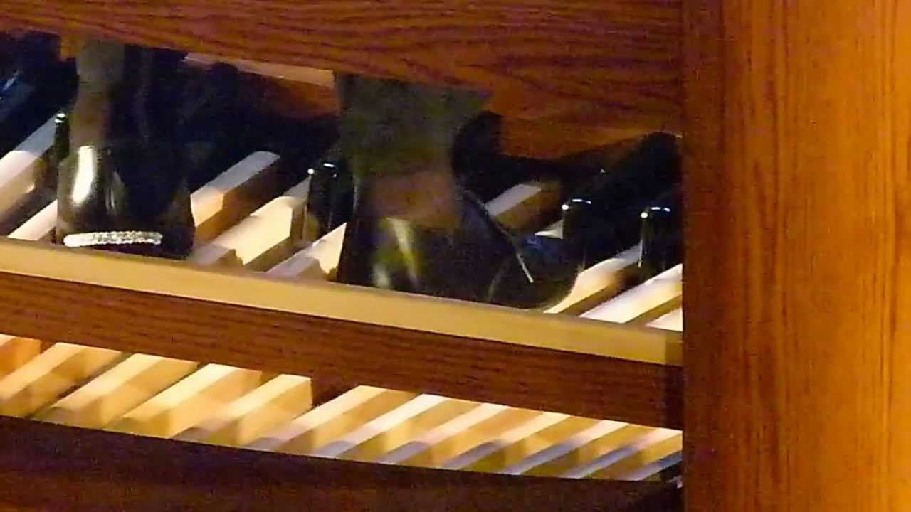 THE CORRECT WAY TO PLAY PEDAL ON THE ORGAN.