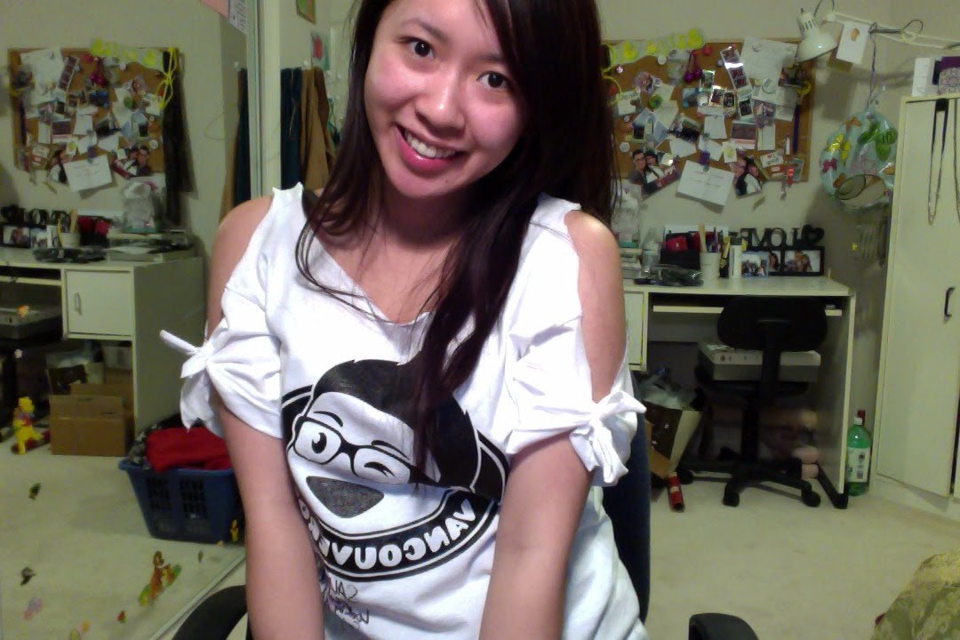 Cut out shoulders with bows - How to cut up your t-shirt - Salinabear