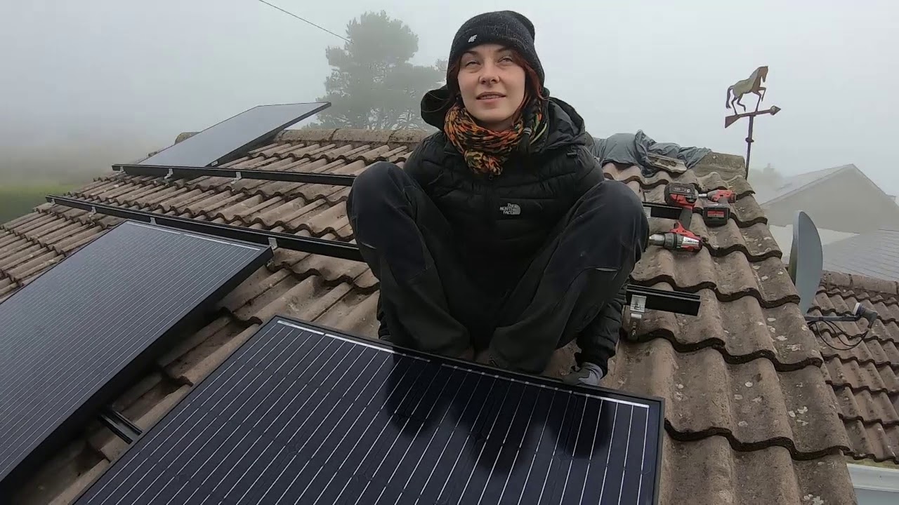 samodzielna instalacja PV, mocowanie szyn do haków i montaż paneli - dachówka