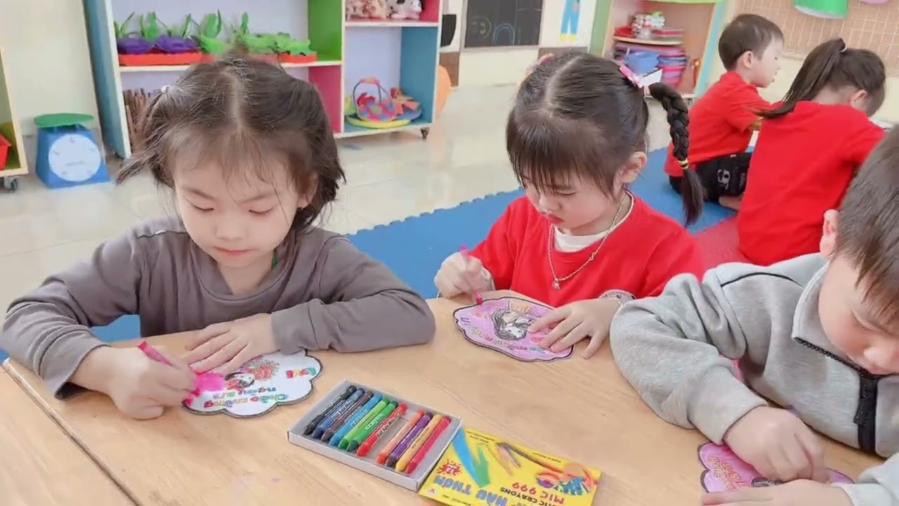 HĐTN: Món quà tặng mẹ nhân ngày 8/3. Lớp 4 tuổi B3. Cô Bích- Cô Hoà.