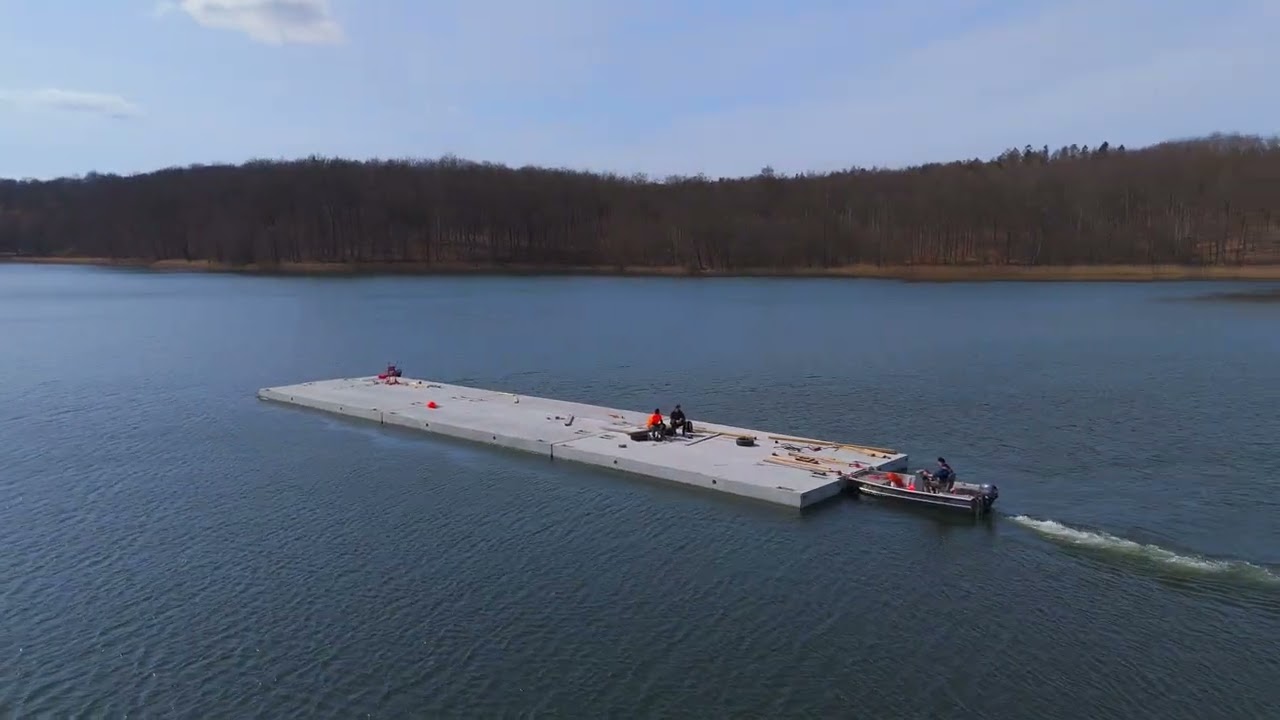Kartuzy. Instalacja pomostów na budowie kąpieliska nad Jez. Klasztornym Dużym