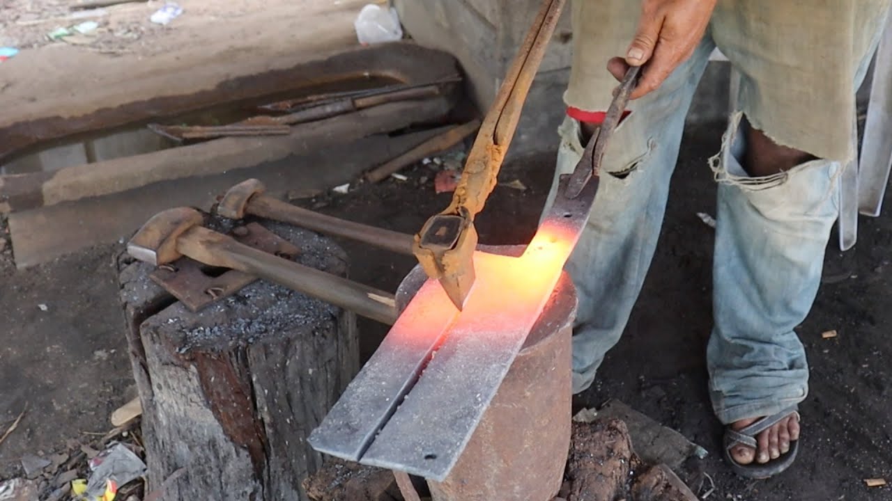 KNIFE MAKING - FORGING A POWERFUL MACHETE FROM THE LEAF SPRING