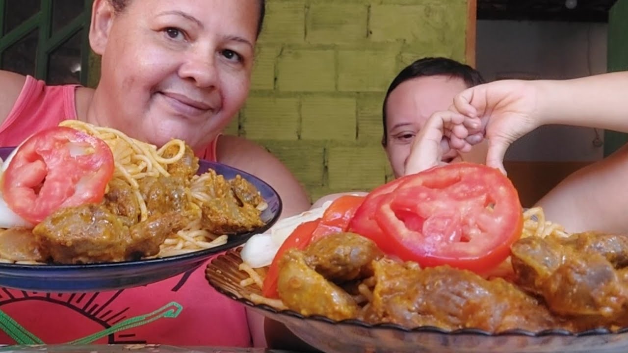 HOJE MEU ALMOÇO ESTA DE DA ÁGUA NA BOCA COMENDO MOELA DE GALO MACARRÃO ALHO E ÓLEO SUCO DE MARACUJÁ