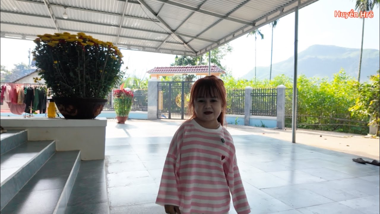 Huyền Hrê cùng với mẹ em trai phòng đi chợ nhộn nhịp ngày cận Tết 