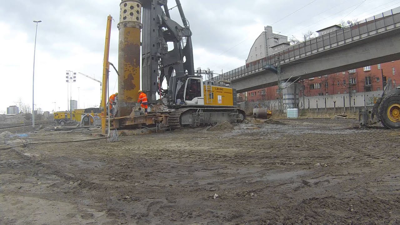 Liebherr LB 44 mit Verrohrungsmaschine LEFFER VRM2000 in Berlin