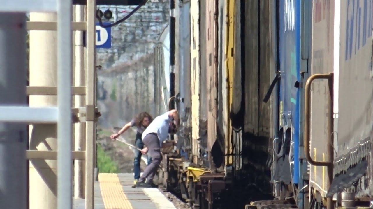 TRENO MERCI COSTRETTO A FERMARSI URGENTEMENTE PER UN TELONE STRAPPATO!
