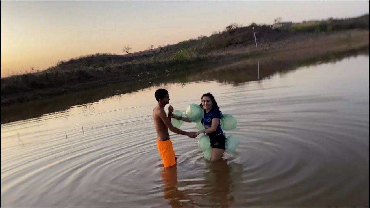 BRUTINHO ENSINANDO A NAMORADA A NADAR
